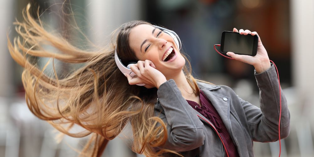 Ascoltare musica con le cuffie ad alto volume: a rischio i più giovani