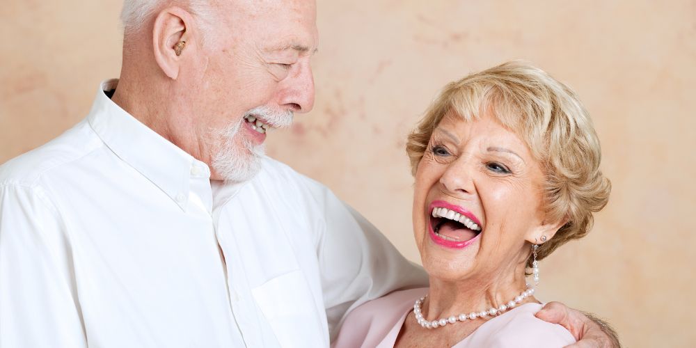 coppia anziani sorridenti