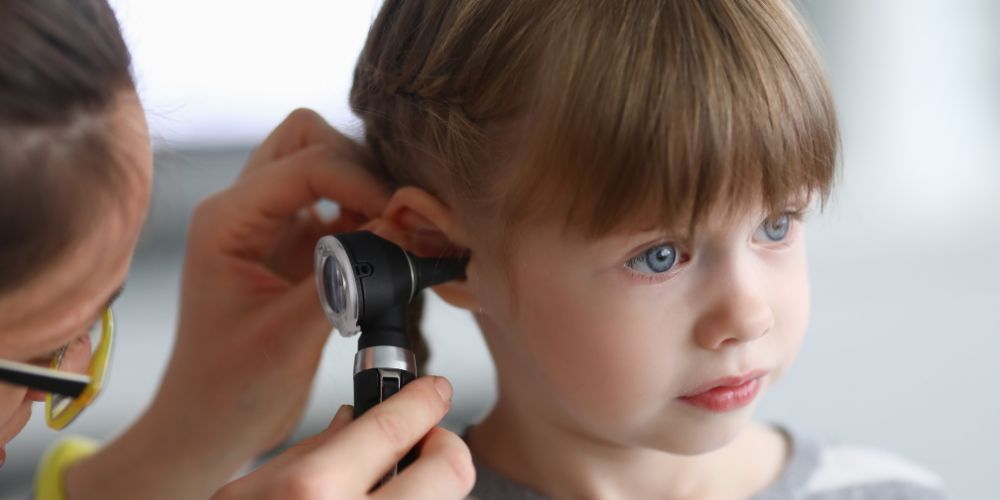 otoscopia bambina visita orecchio