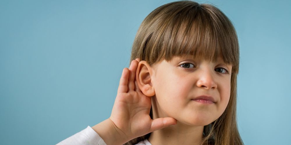bambina non sente mano vicino orecchio