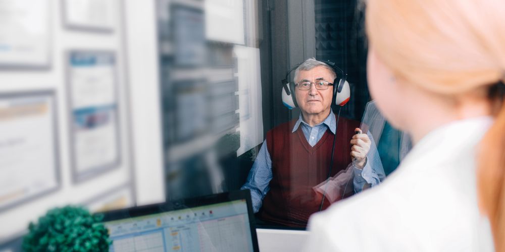 controllo udito esame audiometrico cabina silente cuffie